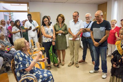 L’alcalde, Miquel Pueyo, ha acompanyat l'AV Balàfia en la visita als avis i les àvies del barri per compartir la festa major i celebrar els 100 anys ….