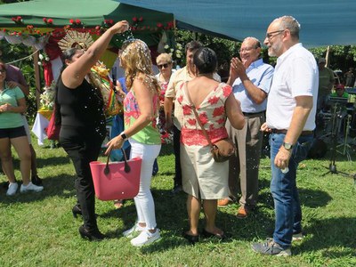 Llançar confeti per sobre de les persones és una demostració d'alegria, de benvinguda, d’integració.
