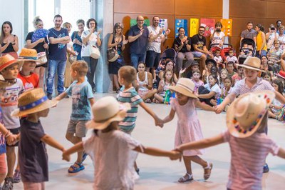 Els familiars dels nens i les nenes d'Estiu de Joc han assistit a l'acte de cloenda del programa municipal.
