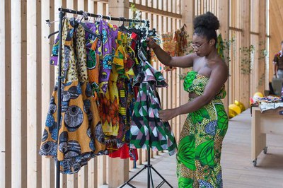 Estrena de la primera col·lecció d'Aicha Delphine Kobina, dissenyada i elaborada a partir de teixits occidentals i africans..