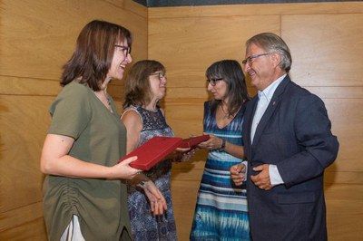 Els regidors han entregat un obsequi a les dues directores sortints.