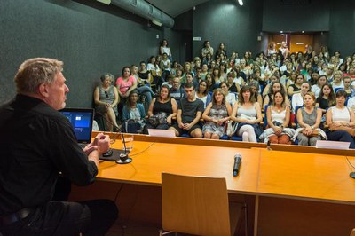 La conferència de David Bueno ha omplert de gom a gom la sala.