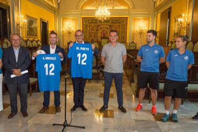 El club ha obsequiat Pueyo i González amb samarretes amb el seu nom.
