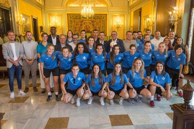 Imatge de grup de l'acte de recepció que ha tingut lloc al Saló de Sessions de la Paeria.