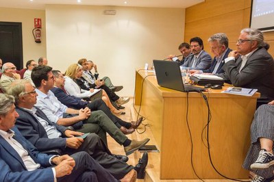 A l'acte, que ha tingut lloc a la Cambra de Comerç, ha assistit una nodrida representació de regidors de la Paeria.