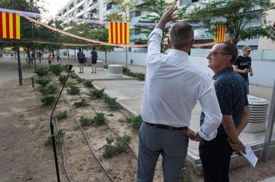 L'alcalde atén les explicacions del responsable de la urbanització de la plaça.