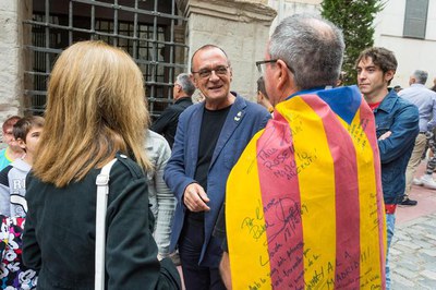 El paer en cap ha saludat els lleidatans i lleidatanes que s'han atansat a fer l'ofrena floral de la Diada.