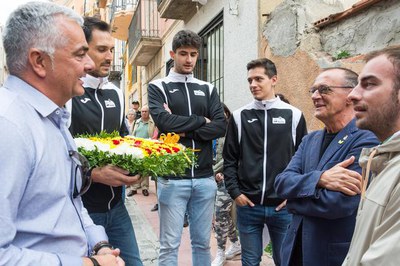 L'alcalde i el regidor Ignasi Amor amb la delegació del Força Lleida de bàsquet.