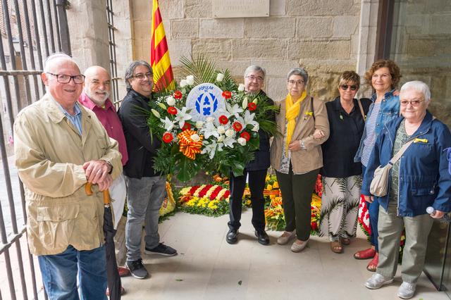 Una representació de l'Ateneu Popular de Ponent en el moment de l'ofrena