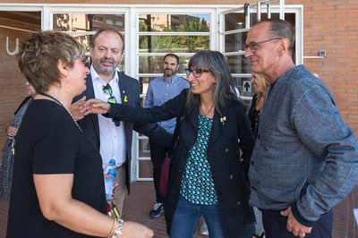 L'alcalde Miquel Pueyo amb el director dels SSTT d'Educació, Carles Vega, i la regidora Sandra Castro saluden la directora de l'Institut Torre Vicens….
