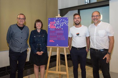 Rut Alba, autora del cartell, amb el paer en cap Miquel Pueyo, i els edils Jaume Rutllant i Ignasi Amor..