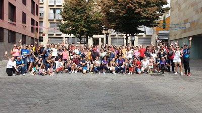Els participants en la Trotacentrehistòric, una forma de gaudir de l'esport i conèixer els llocs emblemàtics del barri.