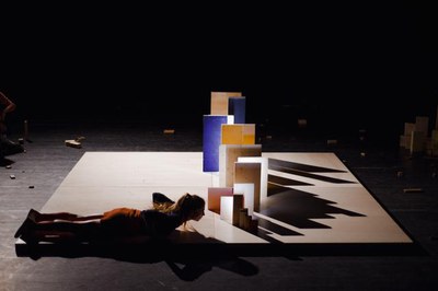 La companyia belga Frieda sorprèn amb una gran posada en escena i una proposta de teatre de l'objecte molt visual.