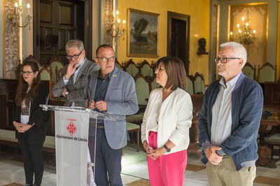 L'alcalde ha presentat la síndica al Saló de Sessions de l'Ajuntament..