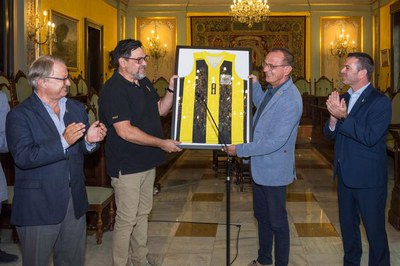 El president del Ilerdauto Nissan Pardinyes Lleida ha lliurat a l'alcalde una samarreta del club..