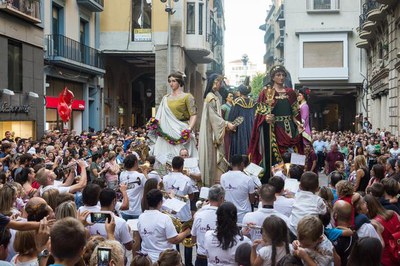 Els gegants, acompanyats per la Ilerband, han fet el seu ball a la plaça Paeria, en finalitzar la cercavila per l'Eix Comercial.