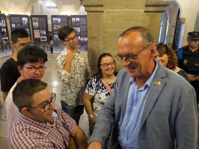 L'alcalde saluda un grup de nens i nenes de Down Lleida, els altres protagonistes del pregó d'enguany.