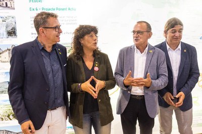 En el recorregut pel recinte firal, la comitiva ha coincidit amb la consellera d'Agricultura, Teresa Jordà.