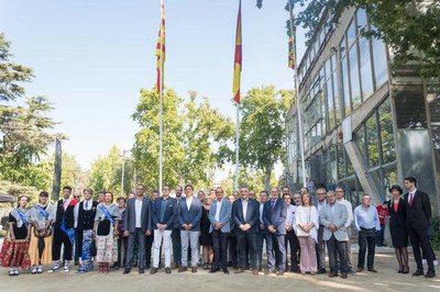 Foto institucional amb els assistents a la recepció del Dia de la Comarca.