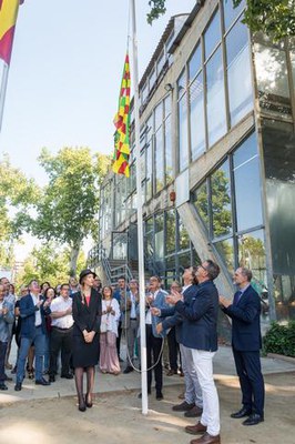 Hissada de bandera a l'entrada del recinte firal.