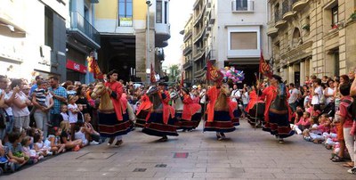 Els Cavallets fent entrada a la plaça Paeria.