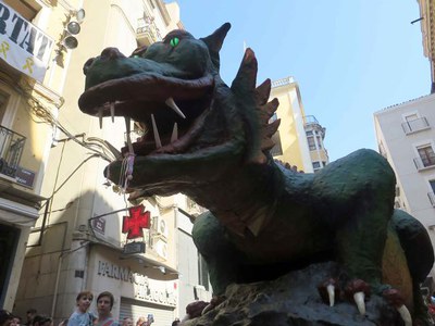 Lo Marraco, amb els xumets dels petits lleidatans, penjant de les seves dentotes.