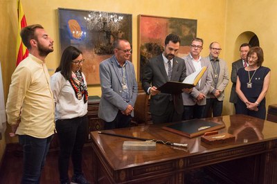 Torrent ha firmat al Llibre d'Honor de l'Ajuntament de Lleida.