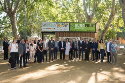 El consistori i altres càrrecs institucionals s'han fet la foto de la jornada abans d'entrar en el recinte firal.