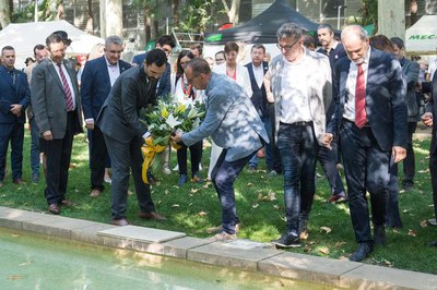 Ofrena floral davant el monument a l'alcalde Fuster.