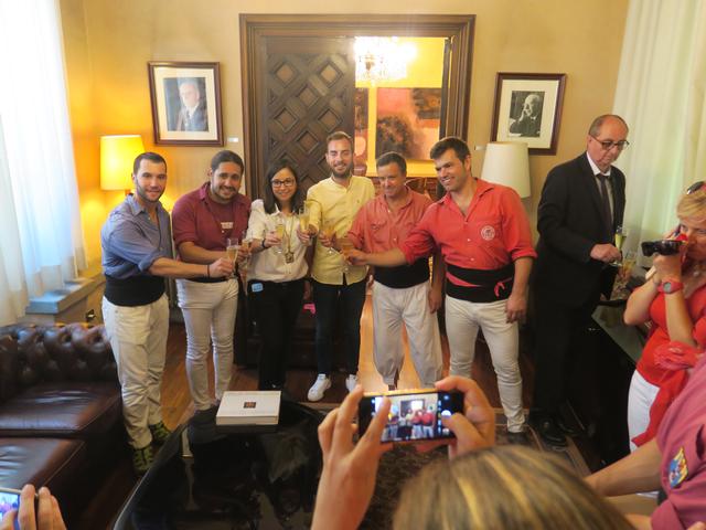 Els caps de colla de la Jove i la Vella dels Xiquets de Valls, els Capgrossos de Mataró i els Castellers de Lleida brinden per la Diada de Sant Miquel