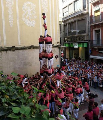 La Colla Vella dels Xiquets de Valls han carregat un 4 de 8 amb pilar.