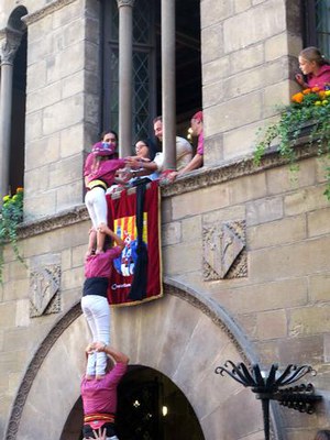 L'enxaneta enlairant-se fins a la finestra de la Paeria amb la tinent d'alcalde Jordina Freixanet i el regidor Ignasi Amor.