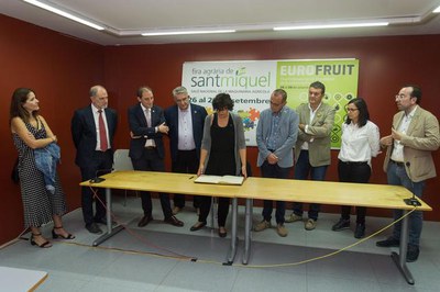 La directora general Elisenda Guillaumes ha signat en el llibre d'honor de Fira de Lleida abans de cloure el certamen agrari.