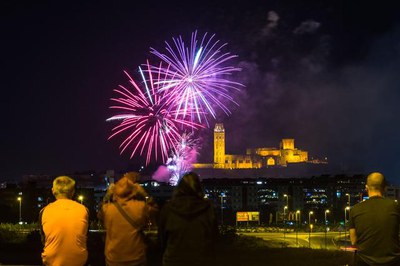 L'espectacularitat de la pirotècnica atreu els lleidatans des de molts indrets de la ciutat.