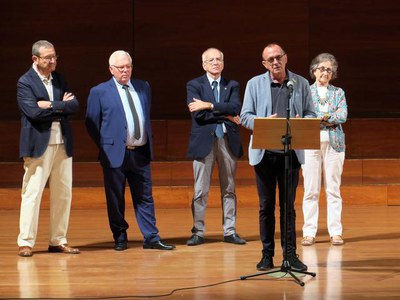 L'acte d'obertura del curs de l'Aula d'Extensió Universitària ha començat amb els parlaments i li ha seguit la conferència del professor de la UAB, A….