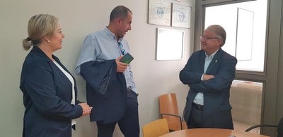 El tinent d’alcalde i regidor de Promoció Econòmic, Paco Cerdà, amb els representants de la Federació de Comerç de Lleida, la FECOM.