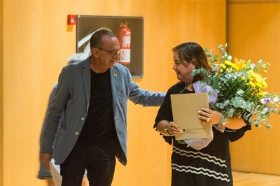 El paer en cap ha entregat un ram de flors com a obsequi per la conferenciant.