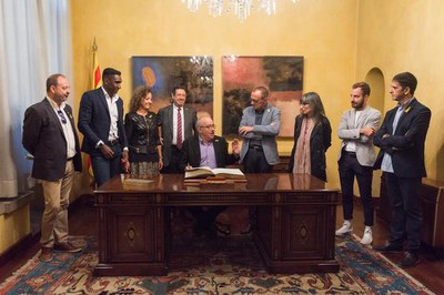 Bargalló ha signat al Llibre d'Honor de la Paeria.