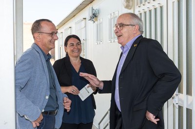 Pueyo i Bargalló conversen amb la directora de l'escola de Pinyana.