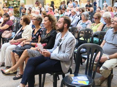 Els regidors Ignasi Amor i Marta Gispert, durant el concert d'O val das Mouras.