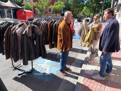 El regidor de Mobilitat ha visitat els espais reservats del Parking Day i ha conversat amb els ciutadans que els han ocupat.