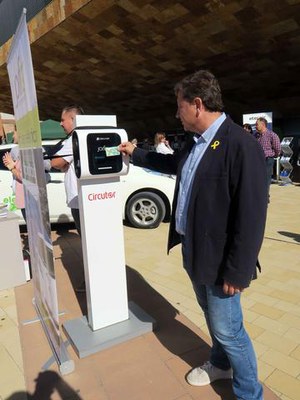 El regidor Joan R. Castro fent una simulació amb la nova targeta de recàrrega per a vehicles elèctrics.