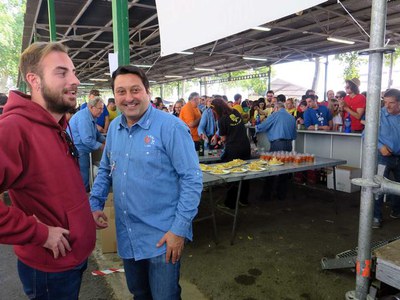 El regidor de Festes, Ignasi Amor, saludant el president de la Fecoll, Ferran Perdrix.