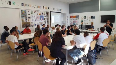 Taller amb usuaris de La Saleta de la Panera amb alumnes de l'Escola Municipal d'Art Leandre Cristòfol.