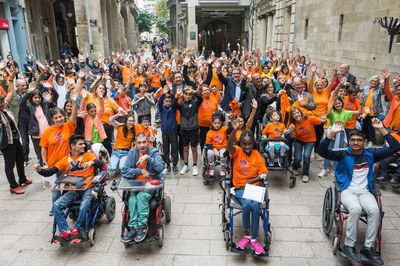 Flashmob “Jo sóc com tu” a la plaça de la Paeria per conscienciar sobre la paràlisi cerebral.