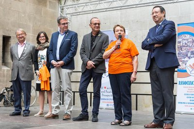 La commemoració del Dia Mundial de la Paràlisi Cerebral a la plaça de la Paeria.