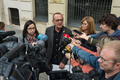 L'atenció als mitjans de comunicació, després de la retirada de la pancarta..