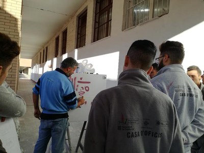 Un monitor treballant amb els alumnes.