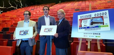 El tinent d'alcalde Paco Cerdà amb els representants de l'ONCE i el cupó dedicat a Lleida.