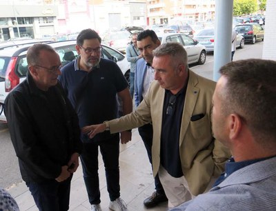 El paer en cap ha estat rebut a l'entrada del pavelló municipal pels directius del Pardinyes.